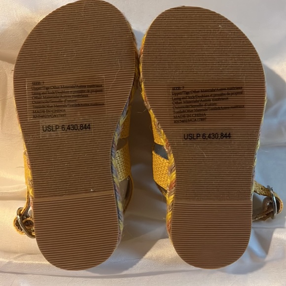 New Janie and Jack yellow toddler size 7 sandals. - Picture 2 of 3